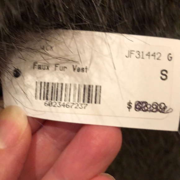 Jack by BB Dakota Revolve Boho Gray Black Faux Fur Vest Small - Picture 8 of 10